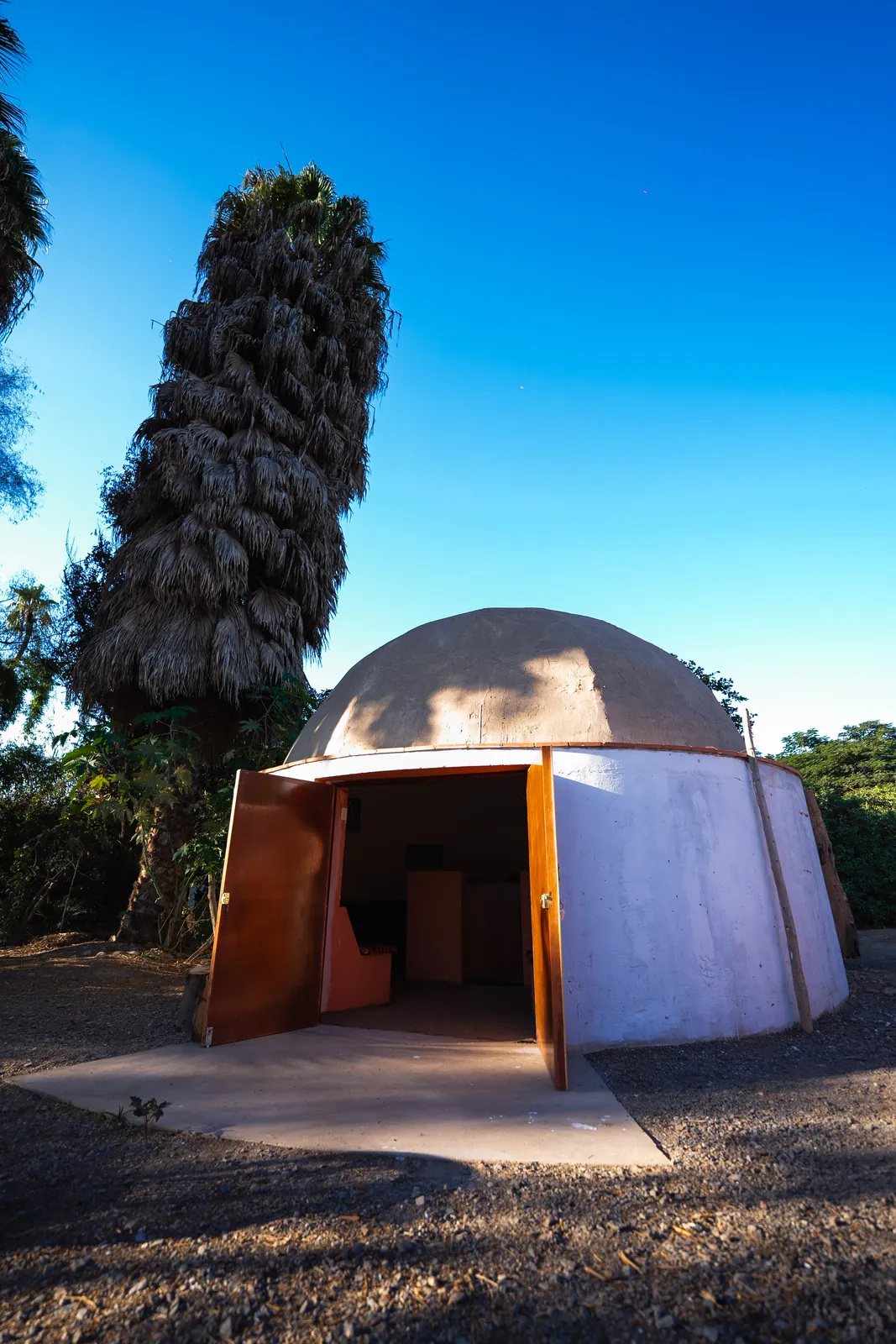 El domo del Planetario Majoro, vista exterior de día