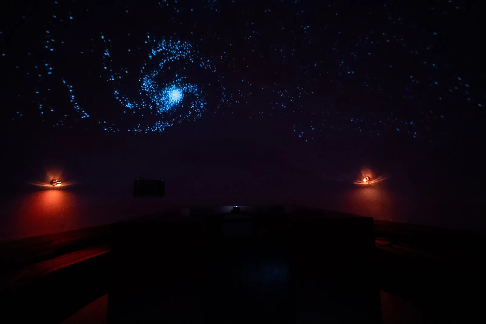Galaxia espiral proyectada en la cúpula del domo