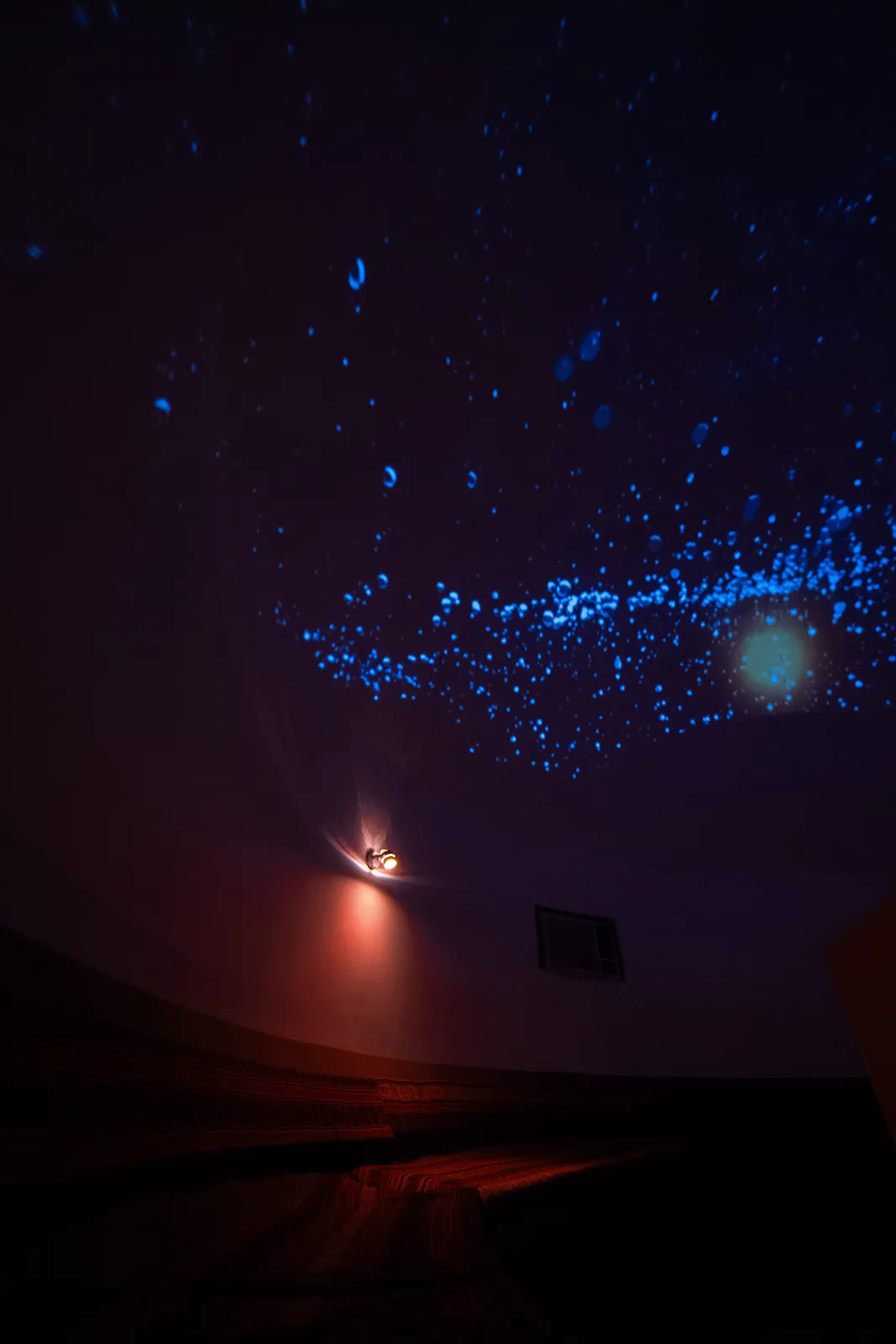 Proyección del cielo nocturno en el domo