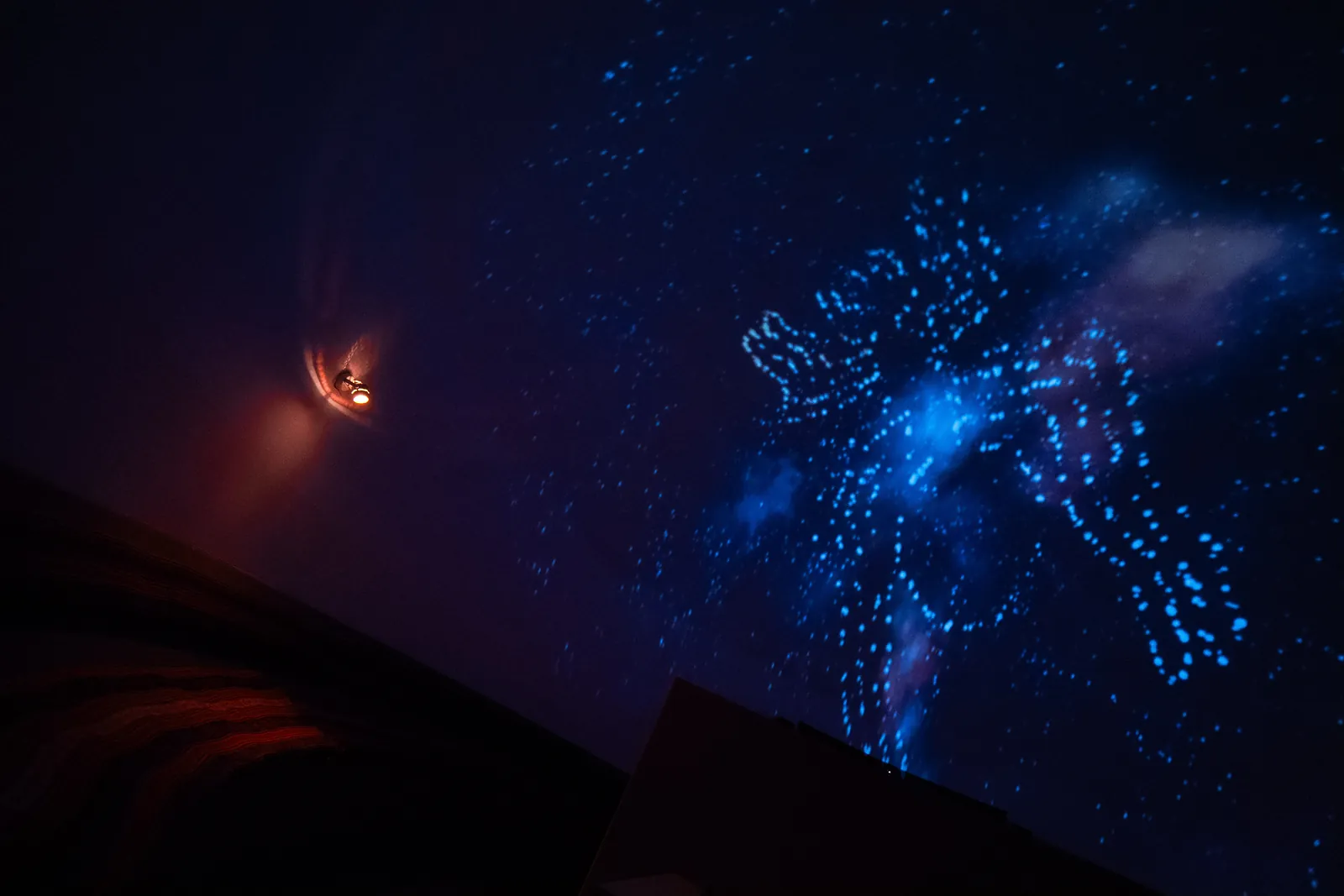 Vía Láctea y nebulosa azul en el domo